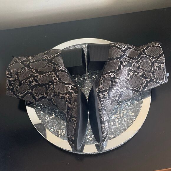 Old navy Faux snake skin autumn heeled ankle boots size 10 zip up booties - Picture 8 of 10